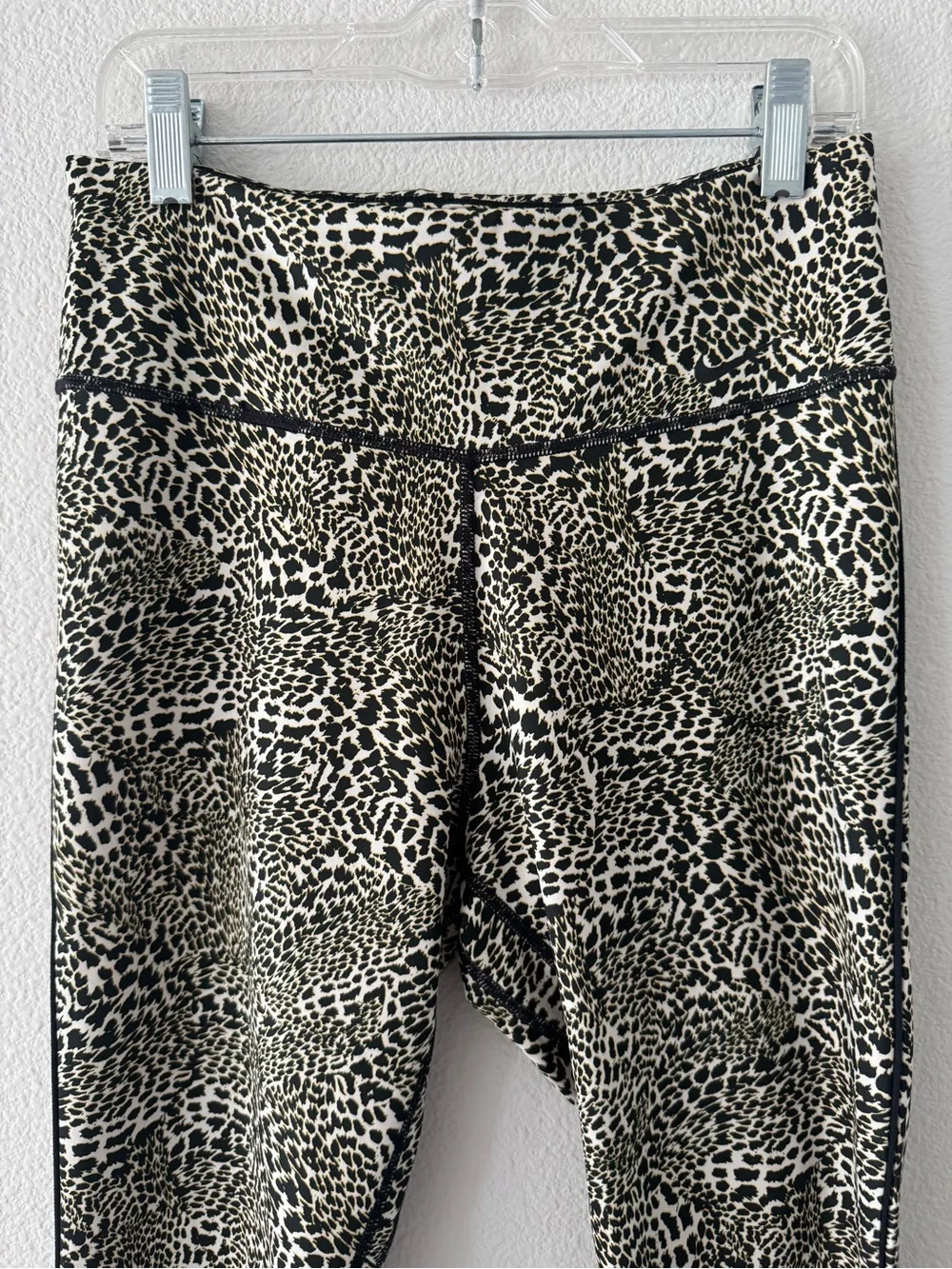 Woman’s Nike One Dri-FIT Leopard Print 7/8 Leggings M